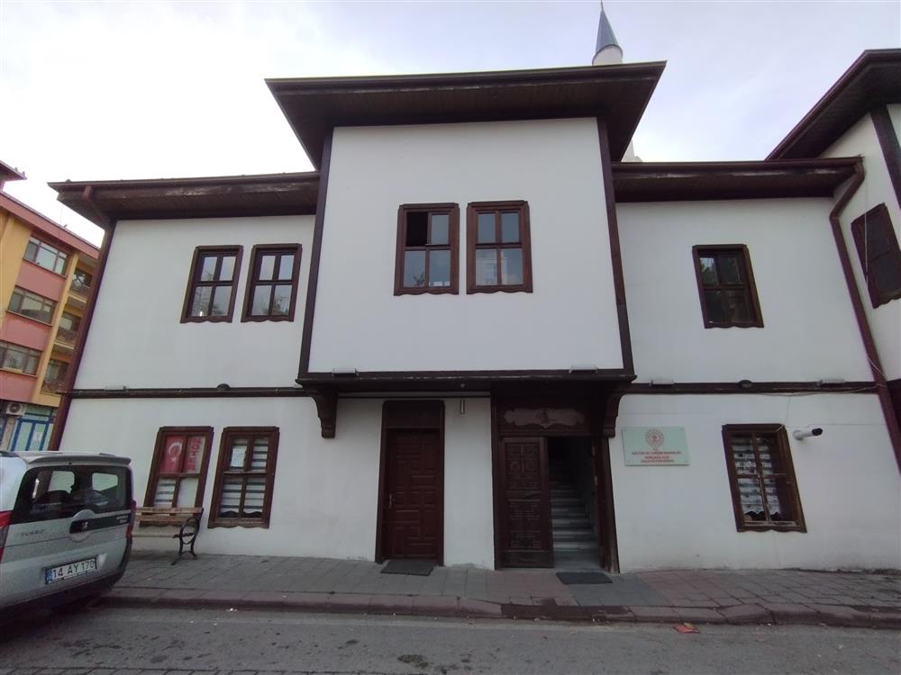 Yeniçağa Sokakları ve Halk